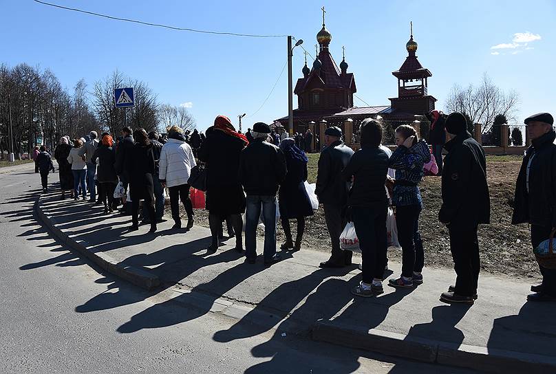 Освящение куличей и яиц в храме накануне Пасхи