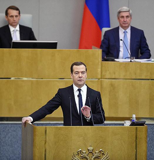 Премьер-министр России Дмитрий Медведев (на фото) объявил о том, что «если внешнее давление будет усиливаться, цены на нефть сохранятся на экстремально низком уровне надолго — нам придется развиваться в другой экономической реальности». 