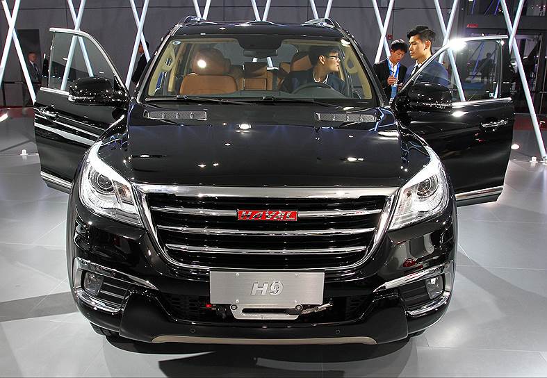 
Полноразмерный внедорожик Haval H9 в ближайшее время начнет продаваться в России. Точные цены еще неизвестны, но вероятнее всего он станет самым дорогим китайским автомобилем, из продающихся в РФ
