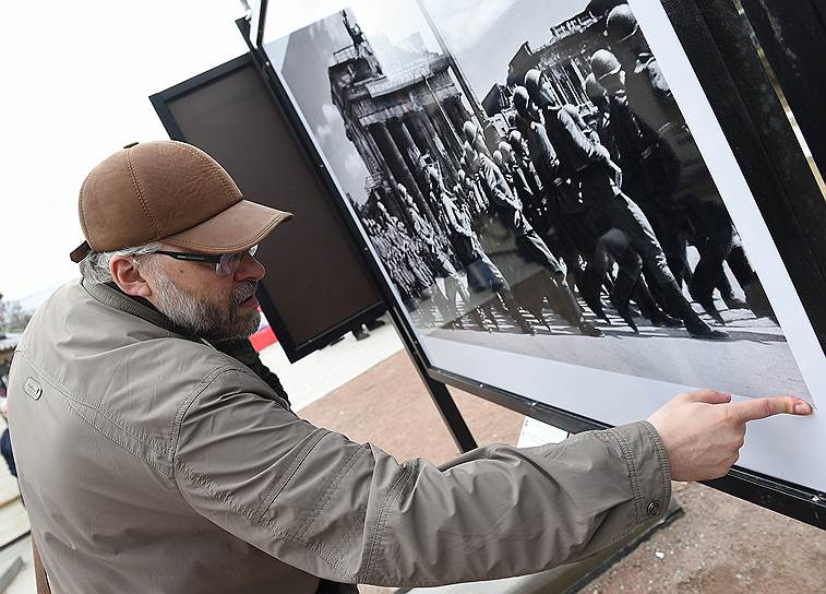 24 апреля. На Тверском бульваре в Москве открылась фотовыставка «Страницы Победы», посвященная 70-летию Победы в Великой Отечественной войне