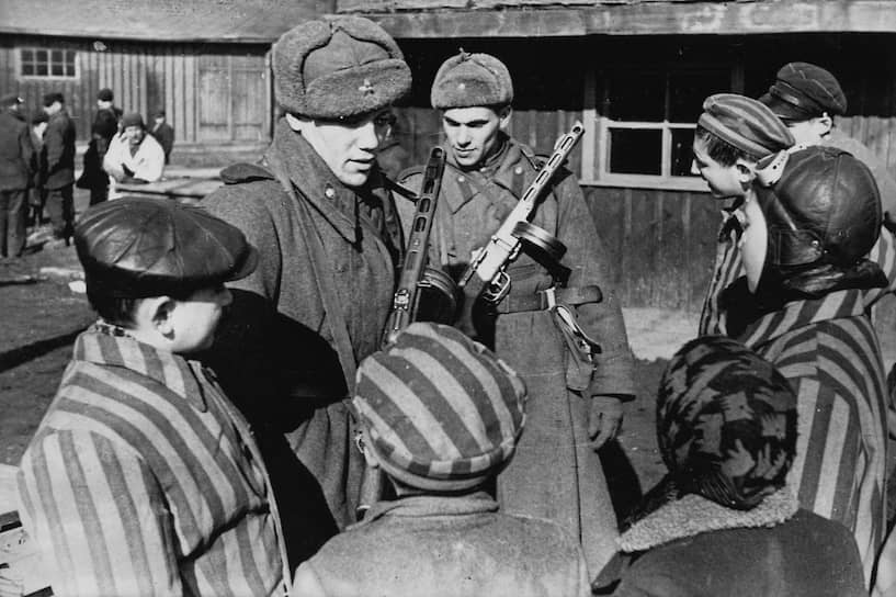 К 1943 году в лагере сложилась группа сопротивления. Она, в частности, помогала многим бежать. За всю историю лагеря было совершено около 700 попыток побега, но только 300 из них были успешными. Чтобы предотвратить новые попытки побега, было решено арестовывать и отправлять в лагеря всех родственников убежавшего, а всех заключенных из его блока убивать&lt;br>На фото: советские солдаты общаются с детьми, освобожденными из концлагеря
