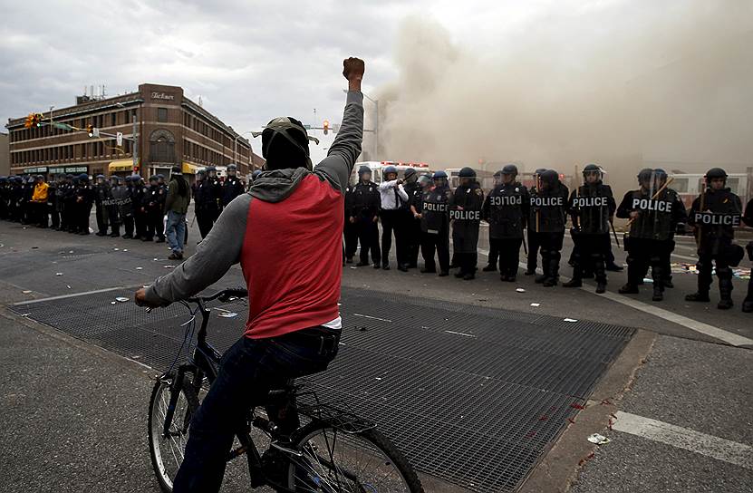 Протесты из-за гибели в результате задержания полицией афроамериканца Фредди Грэя еще несколько дней назад начинались вполне мирно, но вскоре переросли в уличные беспорядки и поджоги
