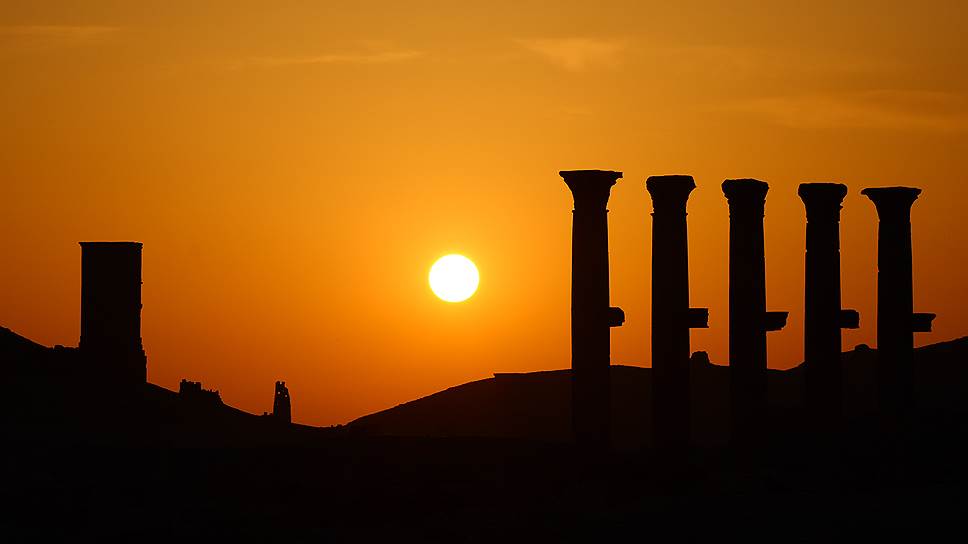 Пальмира — древний город, выстроенный в оазисе посреди обширной пустыни. Известен так же как Тадмор или Фадмор 