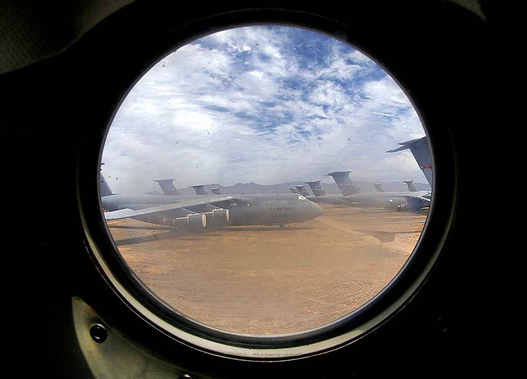 На фото тяжелый военно-транспортный самолет Локхид C-5 «Гэлэкси». С-5 имеет размах крыльев более 67 м. Использовался в ВВС непрерывно с 1969 года 
