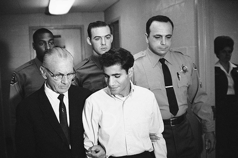 За убийство Роберта Кеннеди был осужден Серхан Бишара (на фото в центре), 24-летний палестинско-иорданский иммигрант. Он был задержан на месте преступления. Во время суда Серхан заявил, что стрелял со злым умыслом, заранее обдуманным в 20 лет, но впоследствии отказался от этих слов. Он был приговорен к смертной казни, но позднее наказание смягчили; в данный момент Серхан Бишара отбывает пожизненное заключение. В 2021 году, после 15 безуспешных прошений в УДО, он получил рекомендации к условно-досрочному освобождению. Впрочем, дети Кеннеди опротестовали это решение, в итоге губернатор Калифорнии отказал Бишару в УДО