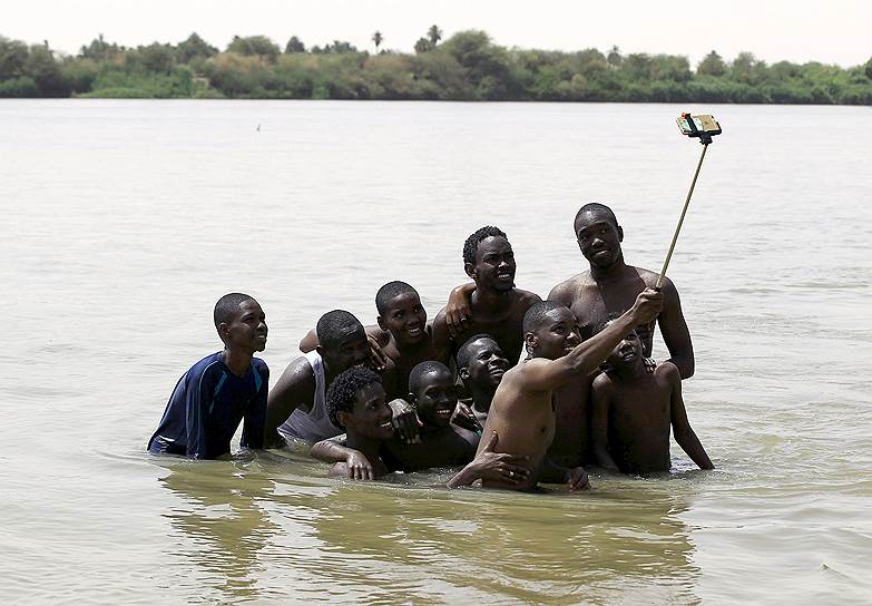 Хартум, Судан. Молодые люди делают селфи на реке Нил