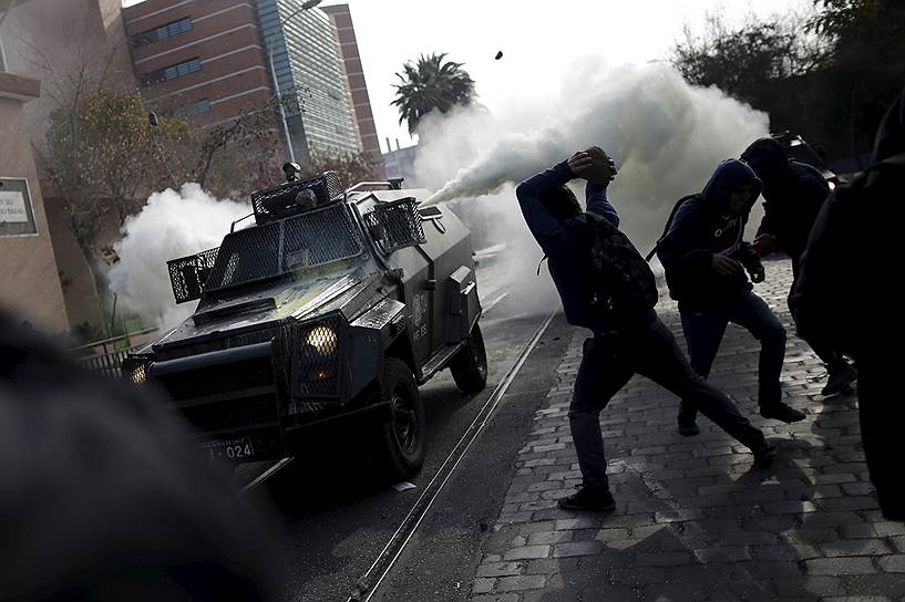 Сантьяго, Чили. Столкновения полиции с протестующими за изменения в системе государственного образования