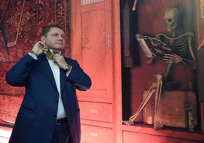 Обозреватель Ъ FM Константин Эггерт
&lt;br>Автор декораций: Дмитрий Семенин

