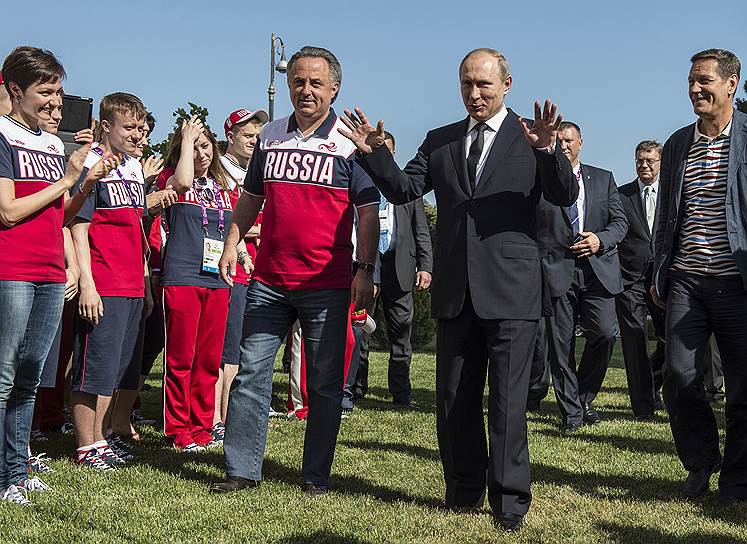 Президент России Владимир Путин (в центре), министр спорта России Виталий Мутко (слева) и первый заместитель председателя Государственной думы России, президент Олимпийского комитета России Александр Жуков (справа) 