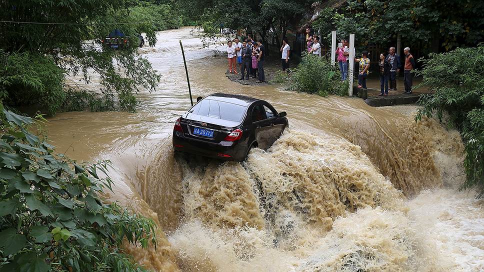 Чунцин, Китай. Машина, свалившаяся с моста в реку во время наводнения