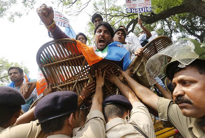 Нью-Дели, Индия. Акция протеста Национального союза студентов Индии (молодежного крыла оппозиционной Партии конгресса) против главы МИД страны Сушмы Свараджа