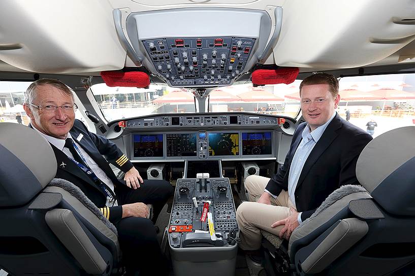 Вице-президент компании Bombardier Business Aquisition Росс Митчелл (справа) и пилот Марк Эллиотт в самолете Bombardier CS100