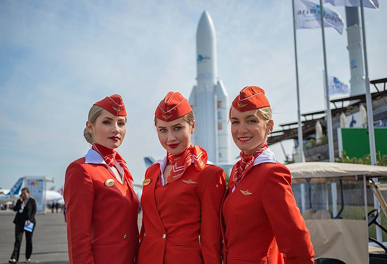 Стюардессы авиакомпании «Аэрофлот — российские авиалинии» на авиасалоне