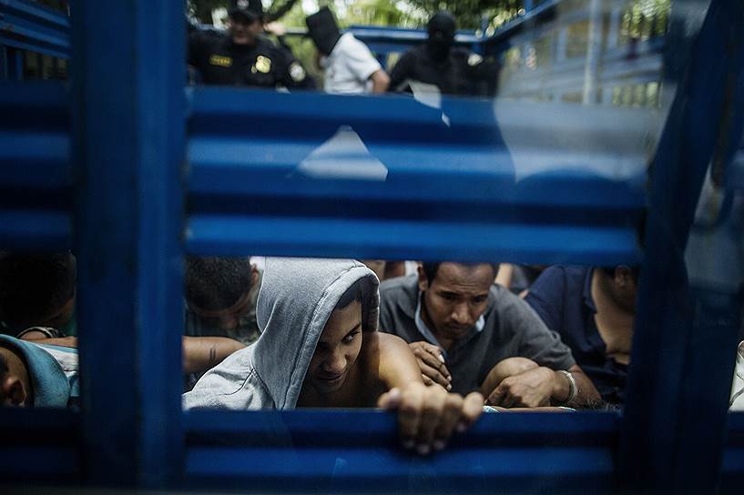 Между тем в ответ на новую волну насилия в Сальвадоре, в январе этого года президент отменил ключевую уступку в спорном перемирии, и 50 заключенных лидеров банд были переведены из «гибких» изоляторов обратно в тюрьму строгого режима