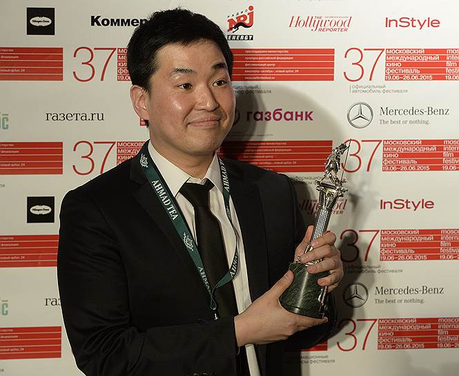 Режиссер Ким Юхна с призом за лучший короткометражный фильм «Метод ведения наблюдения снайпером»