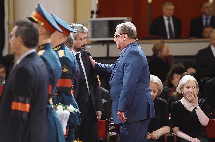 Внук Евгения Примакова Евгений Сандро (слева) и председатель наблюдательного совета государственной корпорации «Фонд содействия реформированию жилищно-коммунального хозяйства» Сергей Степашин