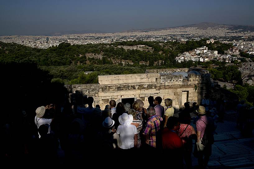 По оценкам представителей турбизнеса Греции, из-за финансового кризиса страна начала терять по 50 тыс. туристов день
