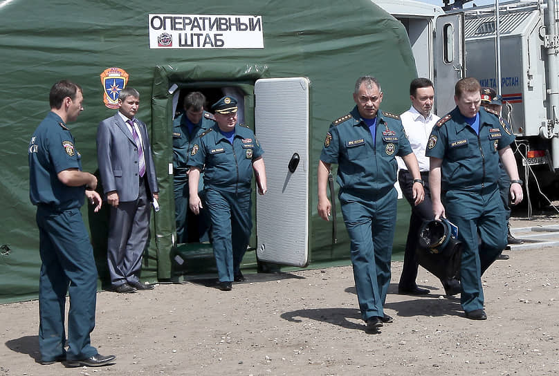 16 июля 2011 года началась подготовка к подъему затонувшего судна. Под носовую и кормовую части «Булгарии» были заведены спрямляющие стропы, затем судно начали постепенно приподнимать. Поставить на киль судно планировалось за час, однако из-за проблем с одним из стропов процесс затянулся
&lt;br>На фото: глава МЧС Сергей Шойгу (третий справа) на базе МЧС по поднятию затонувшего теплохода