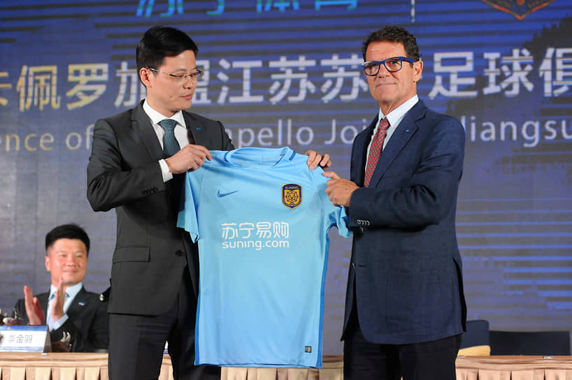 В июне 2017 года Фабио Капелло начал тренировать китайский футбольный клуб «Цзянсу Сунин», предложивший ему €10 млн в год. Однако неудачное выступление команды испортило отношения между тренером и менеджментом клуба. Менее чем через год контракт был расторгнут досрочно