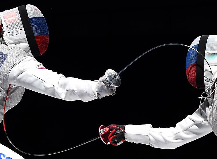 16 июля. Чемпионкой мира в индивидуальных соревнованиях на рапирах стала Инна Дериглазова (справа). Серебряная медаль — у Аиды Шанаевой 