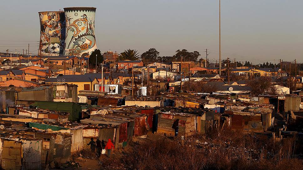 Совето, ЮАР. Нелегальное поселение возле заброшенных градирен 
