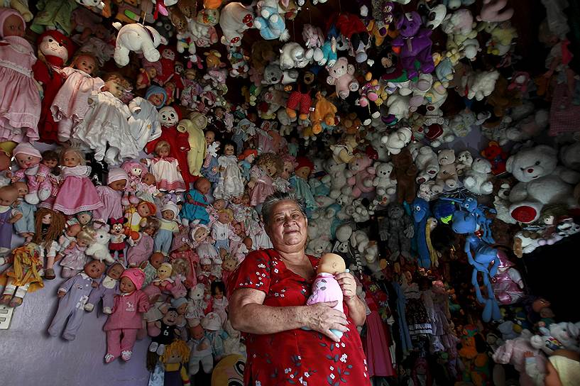 Эредия, Коста-Рика. Семидесятилетняя Андреа Рохас среди своей коллекции кукол, насчитывающей 4500 экземпляров. Госпожа Рохас собирала своих кукол более 20 лет