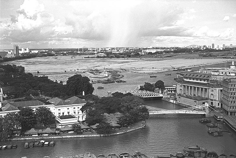 28 октября 1976 года. На фото можно увидеть устье реки Сингапур и здание главного почтового управления (справа), построенное в 1928 году