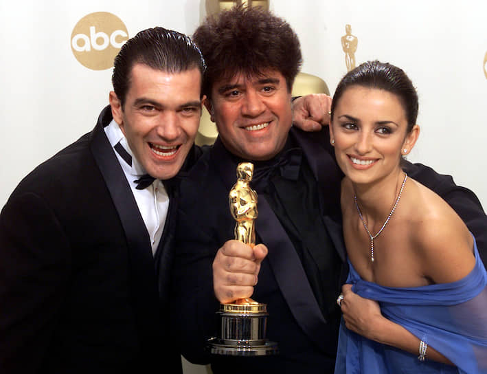 Несмотря на то что Антонио Бандерас ни разу не получил «Оскар», он стал первым испанским актером, номинированным на «Золотой глобус»
&lt;br>На фото: с режиссером Педро Альмодоваром (в центре) и актрисой Пенелопой Крус на 74-й церемонии вручения премии «Оскар»