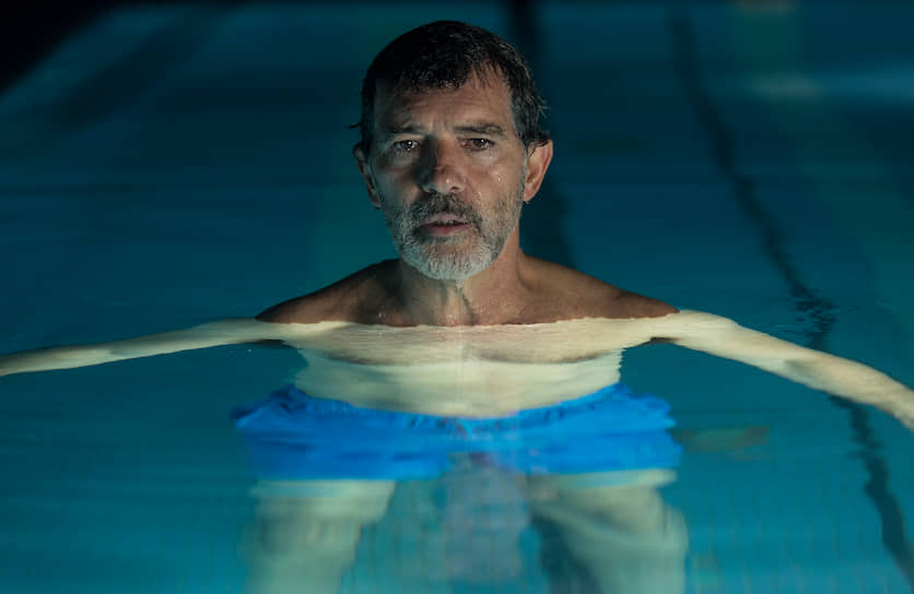 В 2019 году за роль переживающего творческий кризис режиссера в фильме Педро Альмодовара «Боль и слава» (кадр на фото) Бандерас получил в Канне приз за лучшую мужскую роль, а также был номинирован на «Оскар» и «Золотой глобус»