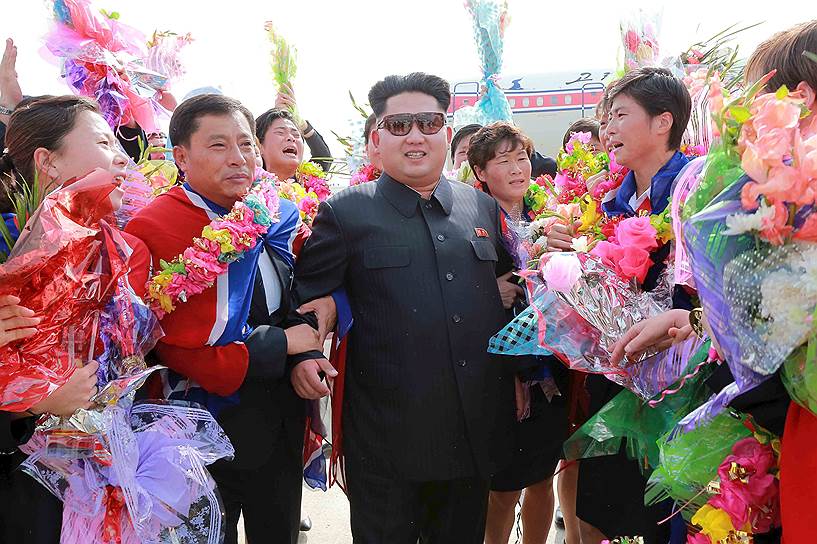 Пхеньян, Северная Корея. Лидер КНДР Ким Чон Ын во время встречи в аэропорту женской сборной страны, прилетевшей с чемпионата Восточной Азии по футболу