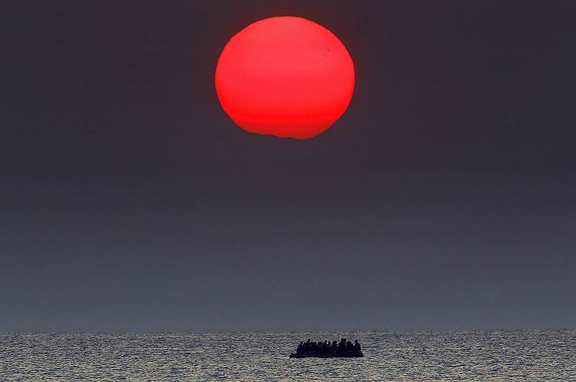 Кос, Греция. Переполненная мигрантами лодка дрейфует в Эгейском море из-за поломки мотора 
