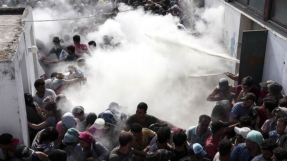 Кос. Греция. Полицейские с помощью огнетушителей разгоняют мигрантов, которые пытаются зарегистрироваться 