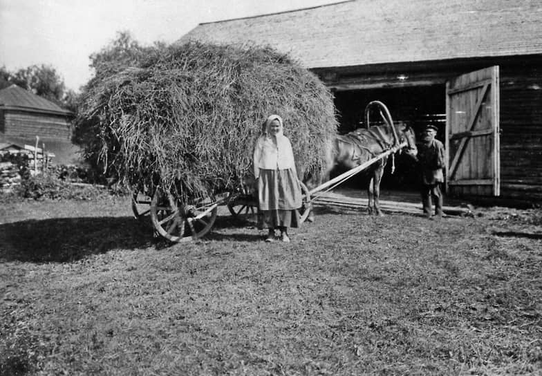 С середины 1920&amp;#8209;х годов меры по сдерживанию развития НЭПа сменились курсом на его свертывание. Неблагоприятный мировой экономический фон (экономический кризис на Западе в 1929 г.) трактовался как «загнивание» капитализма. Экономический подъем советской промышленности к середине 1920&amp;#8209;х годов затруднялся отсутствием новых реформ, необходимых для поддержания темпов роста 