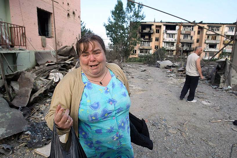 Жители Гори покидают свои разрушенные дома