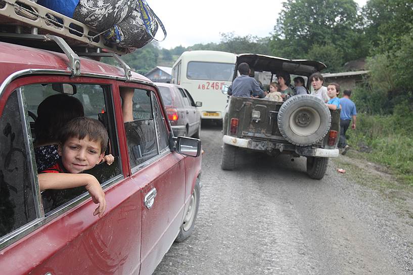 Колонна автомашин с беженцами при выезде из города Цхинвал
