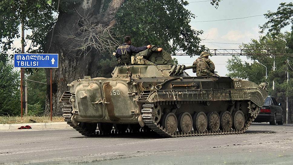 Военная техника грузинской армии на улицах Гори