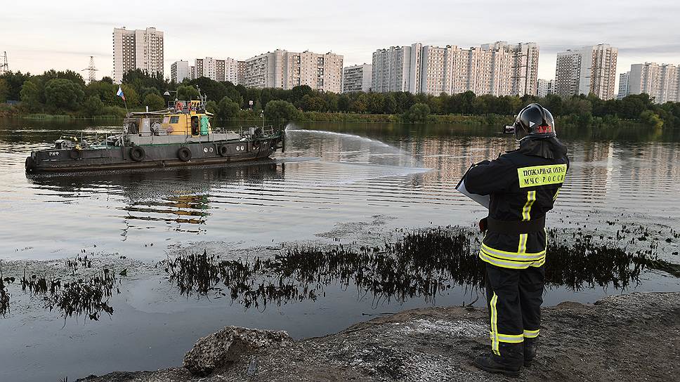 На юго-востоке Москвы загорелась река
