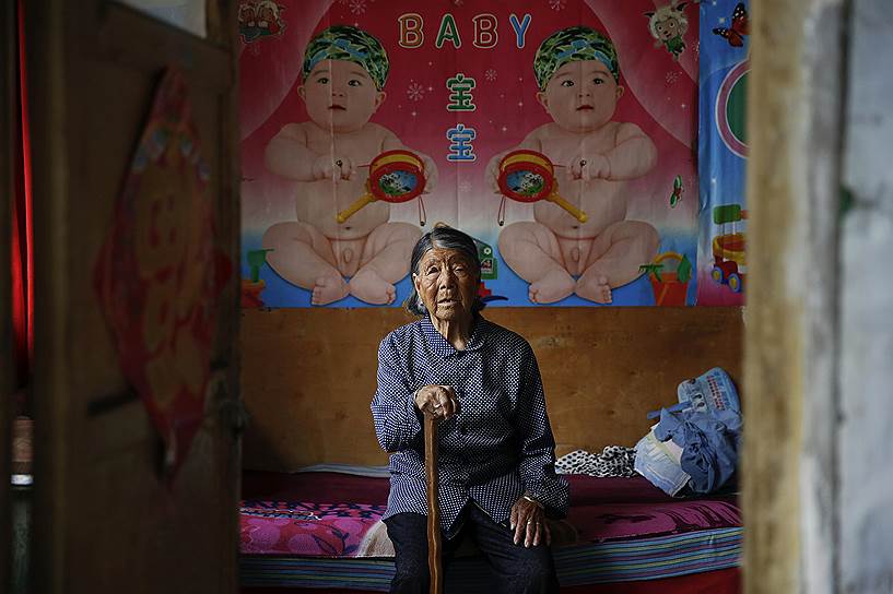 Бывшая «женщина для утешения» Хао Юлиан во время войны была вынуждена совершать половые акты с бесчисленным множеством японских солдат, из-за чего лишилась надежды когда-либо иметь детей. Как рассказала ее приемная дочь, бесплодие стало страшным ударом для женщины. До сих пор Юлиан вешает плакаты с изображением детей на стену своей комнаты