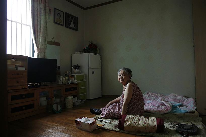Кореянка Джил Вон Ок оказалась в военном борделе в 13 лет. Работая «женщиной для утешения», она заразилась сифилисом и японские доктора удалили ей матку, из-за чего впоследствии она не смогла иметь детей. Женщина до сих пор пытается добиться официальных извинений от японских властей 