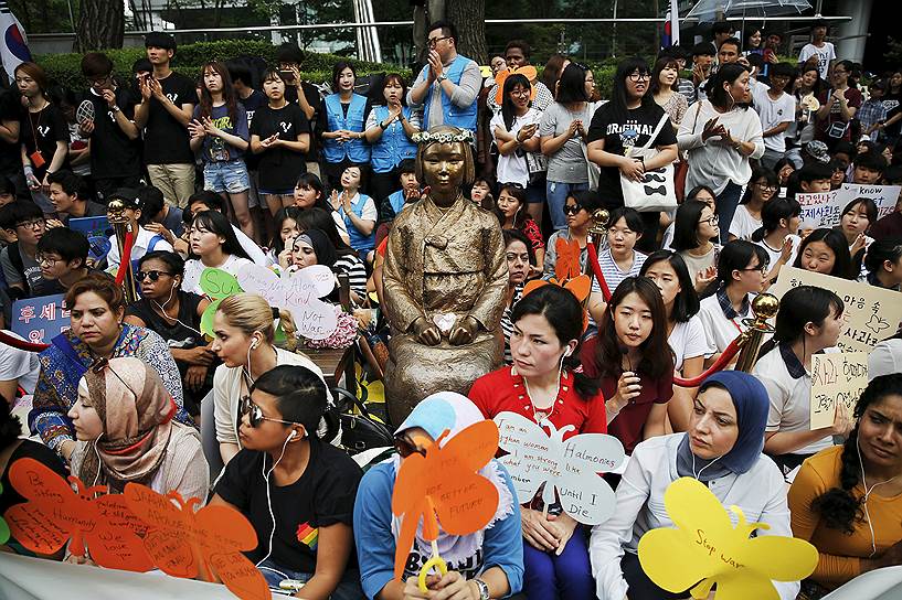 В наши дни у японского посольства в Сеуле проходят частые акции протеста. Их участники требуют от правительства Японии извинений и компенсаций за действия японской армии в годы Второй мировой войны