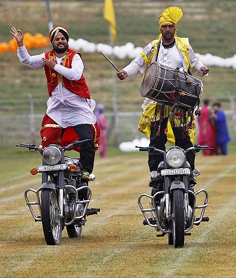 Полицейский Кашмира показывают трюки на мотоциклах