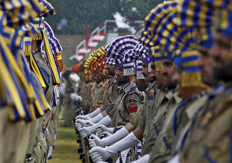 Индийские полицейские принимают участие в параде по случаю Дня независимости страны