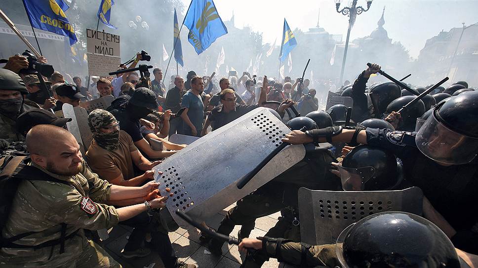 Как на Украине митинговали против нового закона о Донбассе в 2015 году