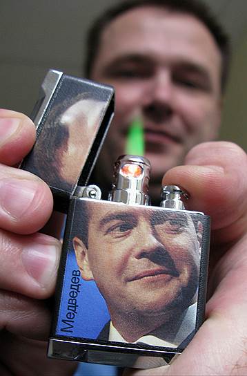 В 2007 году после объявления Дмитрия Медведева преемником президента Владимира Путина в Роспатент посыпались многочисленные заявки от производителей крепкого алкоголя на регистрацию торговых марок, обыгрывающих «медвежью» тему. В числе первых обратились ООО «Инсо-энерго» с вариантами торговых знаков «Медведка», «Царь-медведь» и «Медведевка» 