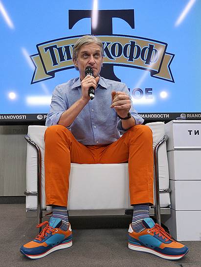 В 2003 году бизнесмен Олег Тиньков основал пивоваренную компанию «Тинькофф». Продажи компании в 2004 году составляли $53 млн, а сам бренд занимал 0,8% рынка бутылочного пива. В 2005-м году предприниматель продал пивное предприятие в Пушкине за $201 млн концерну InBev  вместе с правами на марки. В настоящее время Тиньков контролирует Тинькофф-банк и является совладельцем велокоманды Tinkoff-Saxo