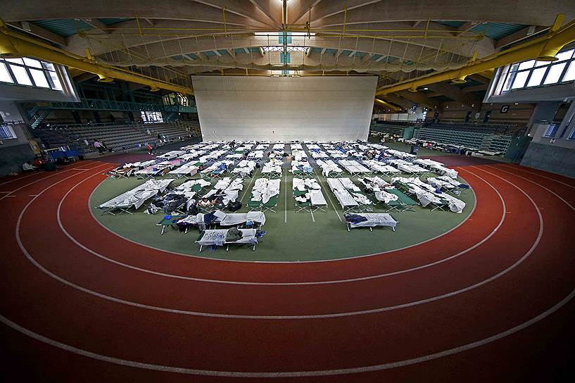 Ханау, Германия. Временное убежище для мигрантов, устроенное в спортивном комплексе