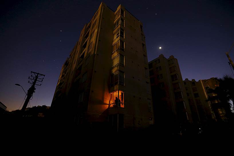 Кокимбо, Чили. Вид на жилой дом во время блэкаута, вызванного землетрясением