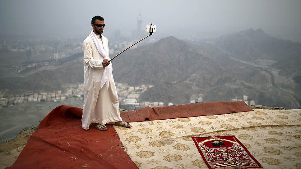 Мекка, Саудовская Аравия. Паломник делает селфи на горе возле священного города перед началом хаджа