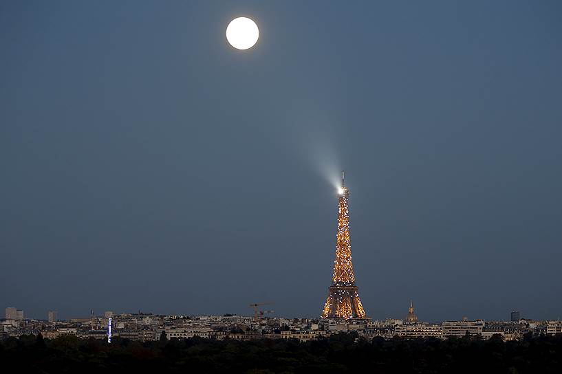 Париж, Франция. Суперлуние над Эйфелевой башней