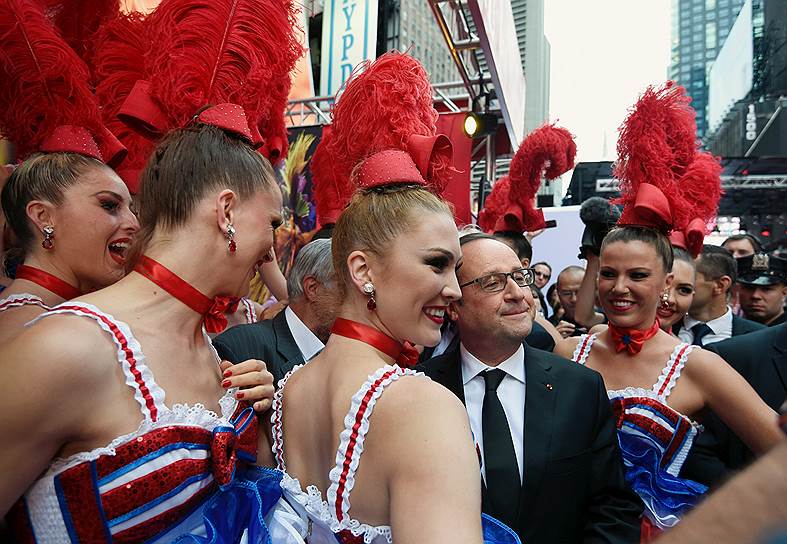 Нью-Йорк, США. Президент Франции Франсуа Олланд позирует с девушками «Мулен руж» на Бродвее
